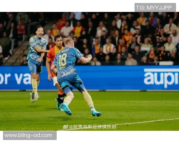 阿贾克斯中场克拉森庆祝进球时意外受伤队友撞击引发关注